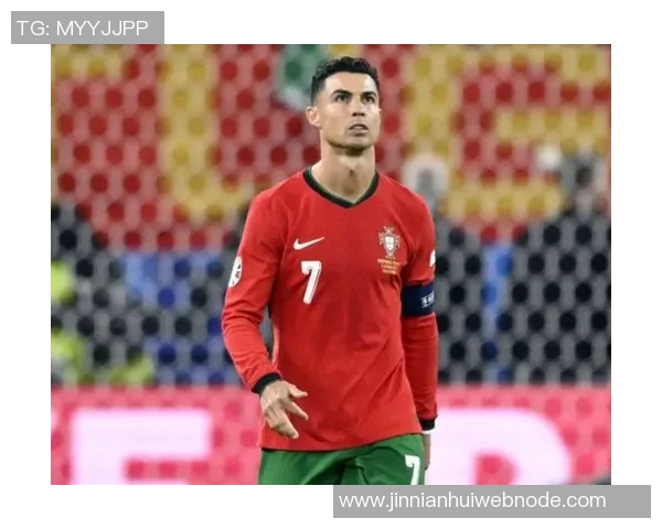 C罗分享回归葡萄牙国家队的帅气照片墨镜加持魅力十足