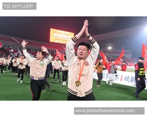 铁人队长邦本宜裕与妻子共庆中甲奖牌荣誉感恩贤内助的支持与陪伴 铁人队长邦本宜裕与妻子共庆中甲奖牌荣誉感恩贤内助的支持与陪伴