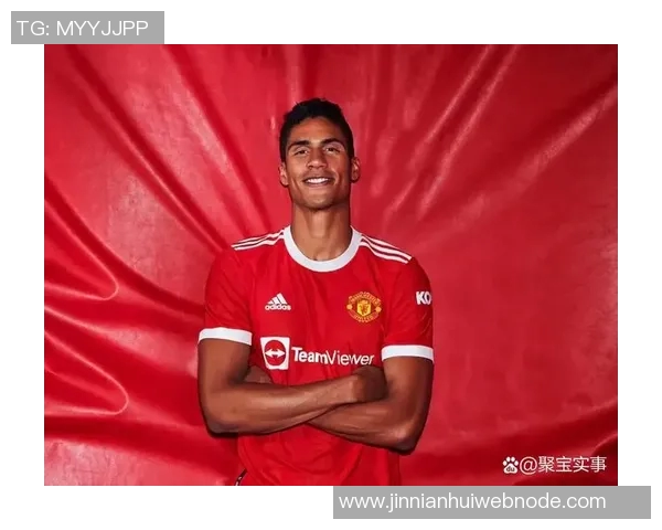 瓦拉内社媒晒与温格亨利合照观战科莫尤文重温足球传奇时刻